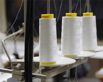 Production propre de drapeaux à Vienne — impression grand format et confection textile