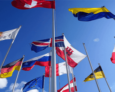 Diversité de drapeaux chez AllesFahnen — drapeaux publicitaires, beach flags, bannières, mâts